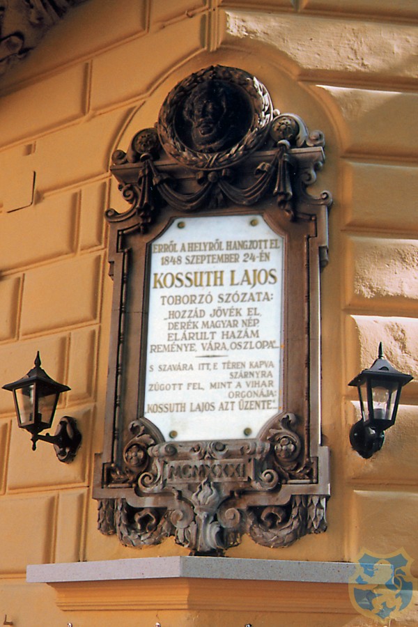 A ceglédi Kossuth-beszéd emléktáblája a Kossuth téren